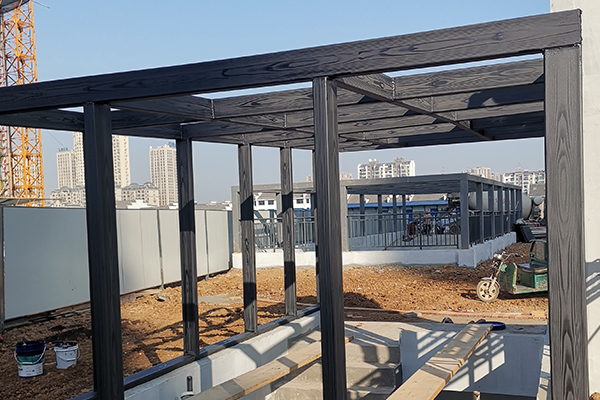 江蘇鎮(zhèn)江市遠洋香奈河畔三期車庫入口廊架木紋漆施工項目